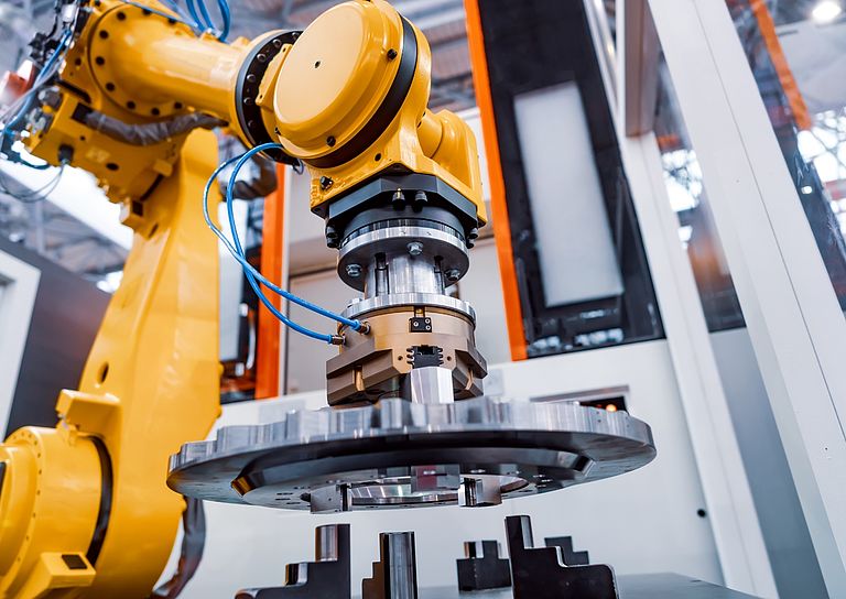Industrieroboter beim präzisen Handling eines Bauteils in automatisierter Fertigungsumgebung