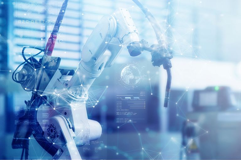 Industrieroboterarm in vernetzter Produktionsumgebung für automatisierte Fertigungsprozesse