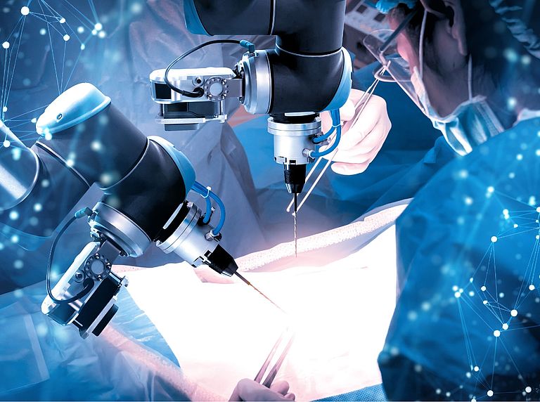 Cobot unterstützt medizinische Fachkraft bei einem präzisen chirurgischen Eingriff